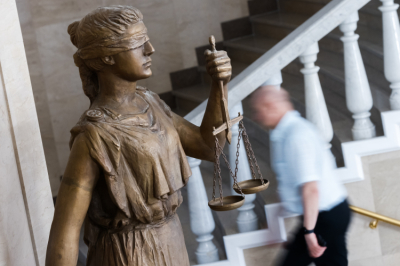 ОАЭ передали РФ&nbsp;двух подозреваемых в&nbsp;мошенничестве и&nbsp;банковскими аферами. Один из&nbsp;них адвокат из&nbsp;Казани