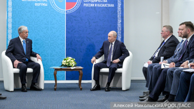Токаев подарил Путину картину с Достоевским и Валихановым