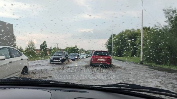 В казанских Салмачах после дождя затопило дорогу &mdash; вода доходит до капота 14/06/2026 &ndash; Новости
