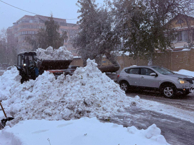 Павлодар завалило снегом