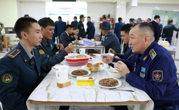 Министр обороны пообедал с кадетами в столовой военно-спортивного колледжа