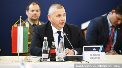 Российский рынок акций снизился на утренних торгах