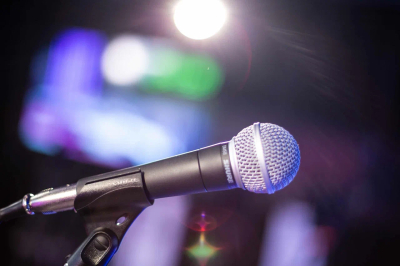 Жена комика Сабурова нецензурно прокомментировала выдворение мужа из России