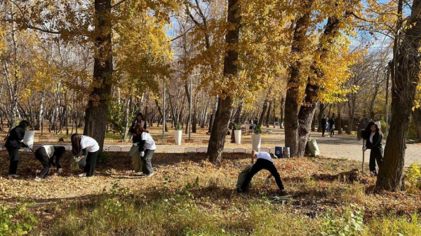 &quot;Таза Қазақстан&quot;: в Караганде волонтеры помогли привести в порядок Центральный парк