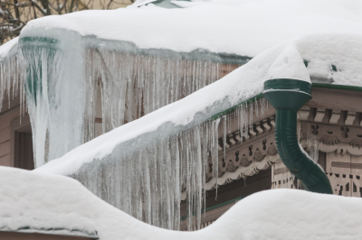 За снег &mdash; в тюрьму? Как почистить подоконник и не стать фигурантом дела