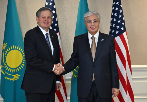 Токаев наградил американского сенатора Стива Дэйнса орденом «Достық» I степени