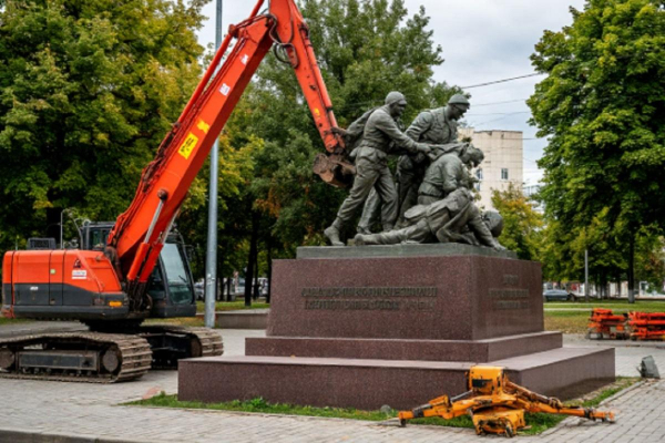 В Салехарде демонтируют мемориалы на площади Победы