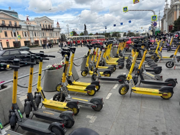 Екатеринбург ищет компромисс в битве с самокатчиками: они получили &laquo;охранные грамоты&raquo; минтранса