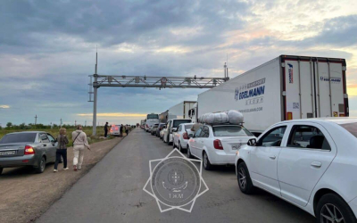 МЧС РК оказывает помощь водителям, застрявшим в заторе на границе с РФ