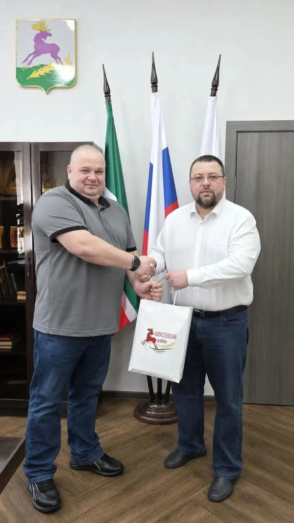 Глава Алексеевского района передал ручной сеткомет бойцу спецоперации