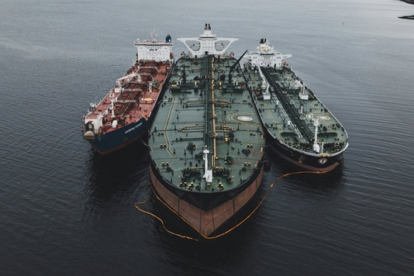 Иран усилил контроль над Ормузским проливом, подбив 10 танкеров