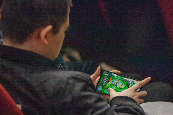 &laquo;Ведомости&raquo;: За&nbsp;год мошенники похитили у&nbsp;детей более 1&nbsp;миллиарда рублей через фейковые игры