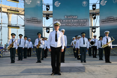 Военные музыканты поздравили жителей Актау с Днем столицы