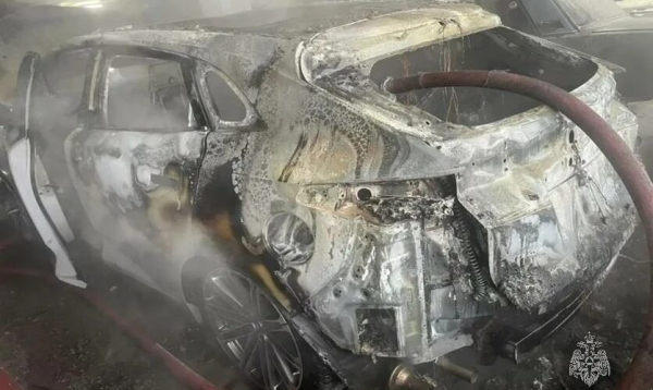 На парковке в Казани загорелся Changan, огонь перекинулся на две машины