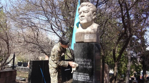 Могилы участников Великой Отечественной войны облагораживают в Алматы