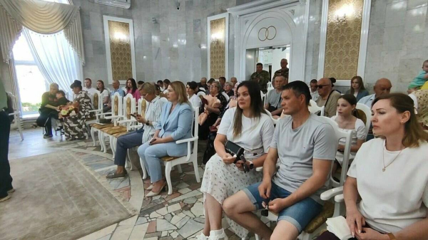 &laquo;Нижнекамцы вдохновляли на подвиги&raquo;: семьям бойцов СВО вручили награды