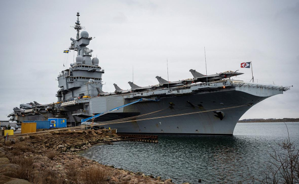 Военные заявили о перехвате дрона, летевшего к атомному авианосцу Франции