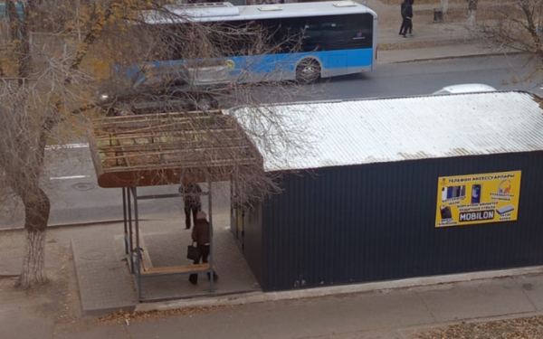 Народный репортер. Скоро дожди, а на остановке не доделали крышу