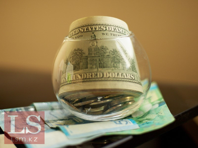 Казахстанцы стали меньше хранить деньги в иностранной валюте