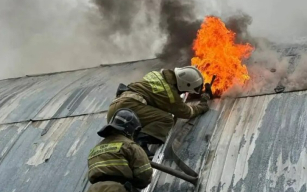 Две машины сгорели во время пожара на СТО в Актобе