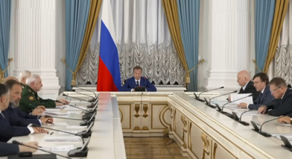 Медведев: за полгода контракты с ВС России заключили около 200 тысяч человек