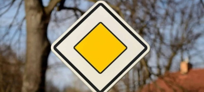 Семейчанин усомнился в правильности дорожных знаков на перекрестке: главную дорогу пересмотрят