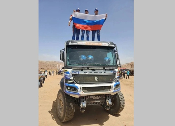 &laquo;Гордимся, ребята!&raquo;: Минниханов поздравил &laquo;КАМАЗ-мастер&raquo; с победой на ралли &laquo;Такла-Макан&raquo; в Китае