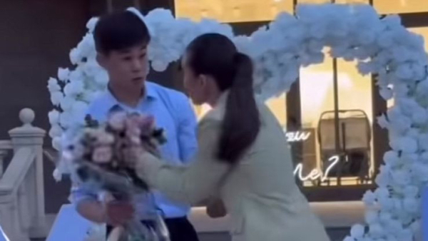 Девушка отказалась выходить замуж из-за дешевого букета во время предложения