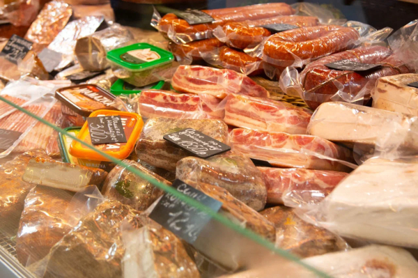 Экономист Холод связал падение цен на свинину избытком продукции
