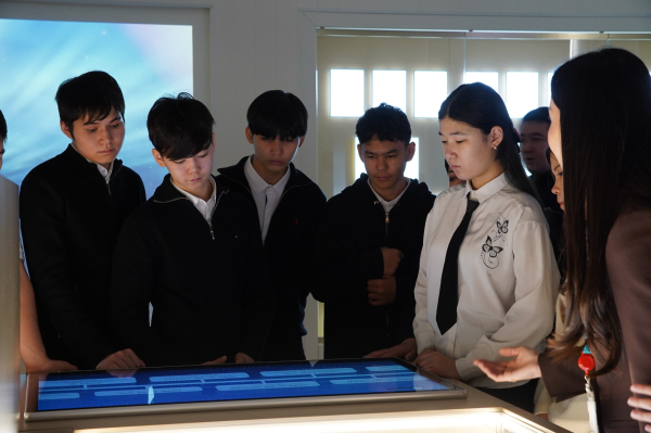 В Архиве Президента РК прошла экскурсия для юных исследователей из Астаны