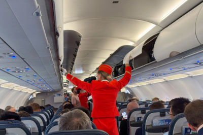 Самолет с россиянами попал под удар молнии