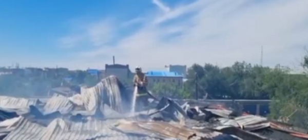 Летнее кафе и торговый центр горели в области Абай