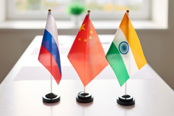 Песков рассказал о сотрудничестве России с Китаем и Индией