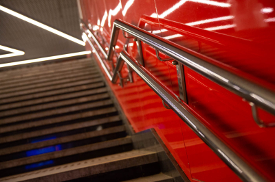 Поляков объяснил безопасностью проверку телефонов при входе в метро