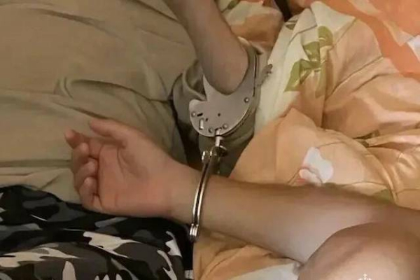 В Казани 10-летний мальчик запер в наручники себя и 70-летнюю бабушку-инвалида