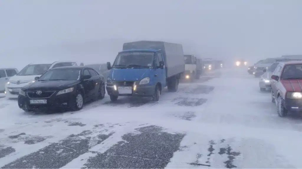 На каких трассах ограничили движение в Казахстане в связи с непогодой?
