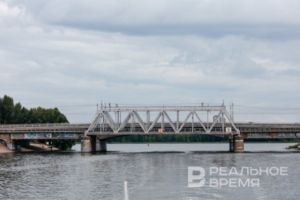 В Казани обновили асфальт на трех пешеходных мостах