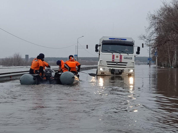 Полицейские продолжают обеспечивать порядок в зоне паводков