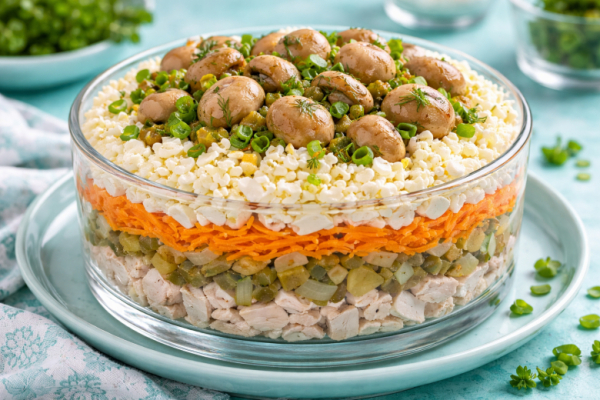 Интересный салат с жареным луком: простая &laquo;Полянка&raquo; &mdash; съедается первым, а готовится из самых обычных продуктов