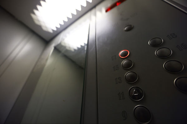 Два работника получили тяжелые травмы при падении лифта в Казани