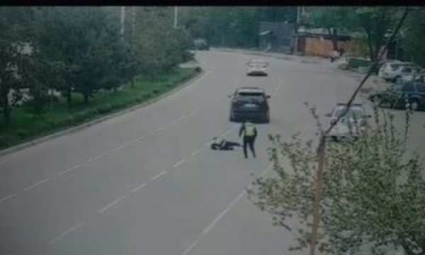 Водитель BMW совершил наезд на инспектора и попытался скрыться