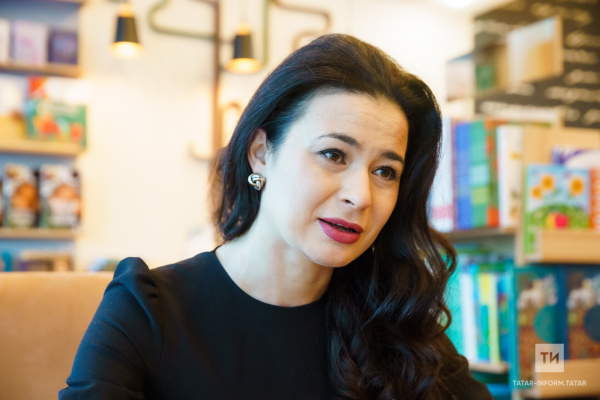 Бикчәнтәев урынбасар алмаштыра: Рәхим итегез, Лилия ханым! Хушыгыз, Эльмира ханым!