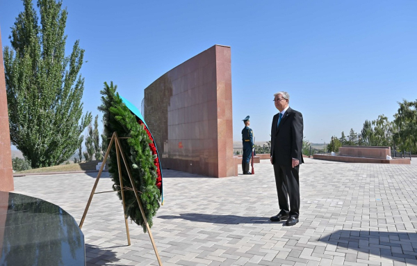 Токаев начал свой визит в Кыргызстане с мемориального комплекса «Ата-Бейит»