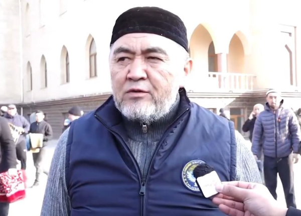 Экс-глава ГКНБ Ташиев принял участие в Айт-намазе и обратился к народу