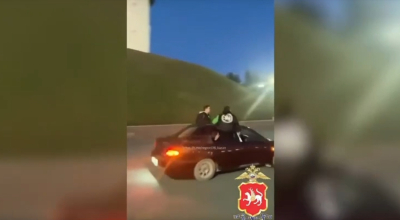 Еще одного дрифтера, решившего прокатить друзей на дверях авто, поймали в Казани