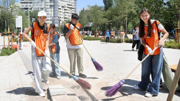 В Алматы убрали 1460 кубометров мусора за день