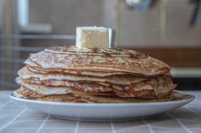 Россиянам с недугами ЖКТ рассказали, что нельзя класть в блины на Масленицу