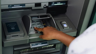 С казахстанцев будут требовать ИИН при пополнении карты в банкомате на 500 тысяч