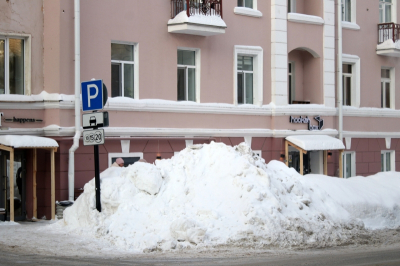 &laquo;Скользкий путь к врачу&raquo;: родители жалуются на опасные тротуары у новой поликлиники в Калуге