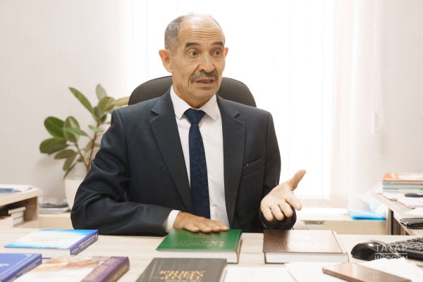 Әлфәт Закирҗанов: &laquo;Әдәби премиянең икешәр кешегә бирелүе аның бәясен төшерә&raquo;